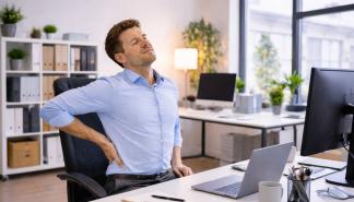 Mann mit Rückenschmerzen im Büro – Personal Training für Rücken in Lechfeld